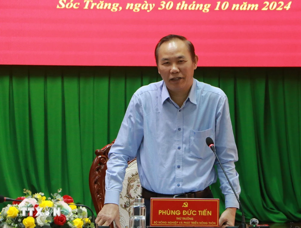 Thứ trưởng Bộ Nông nghiệp và Phát triển Nông thôn Phùng Đức Tiến phát biểu tại buổi làm việc. (Ảnh: Tuấn Phi/TTXVN)