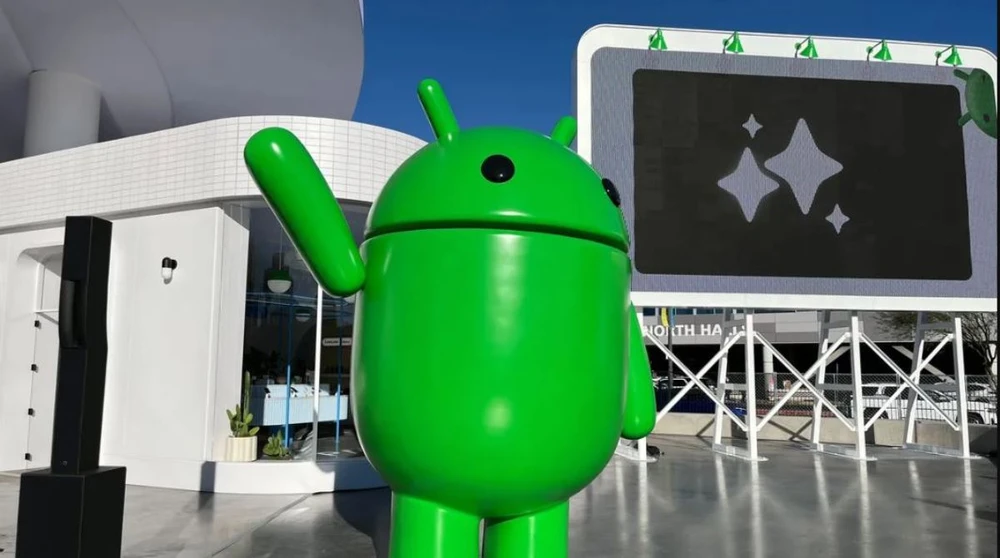 Tượng linh vật Android bên ngoài gian hàng của Google tại CES 2024. (Ảnh: CNET)