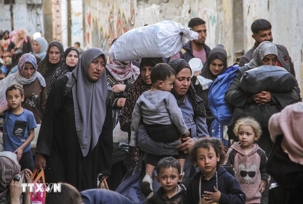 Quân đội Israel yêu cầu người dân Palestine phải rời khỏi thị trấn Beit Lahia, phía Bắc Gaza ngày 25/10/2024. (Ảnh: THX/TTXVN)