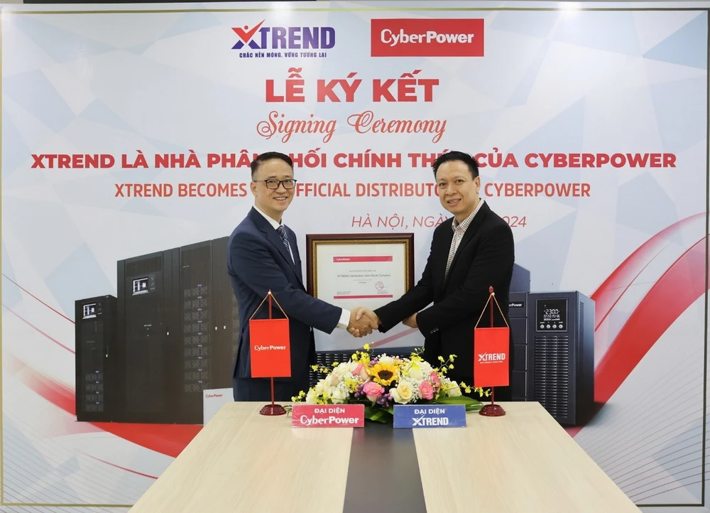 Đại diện CyberPower và Xtrend ký kết hợp tác.