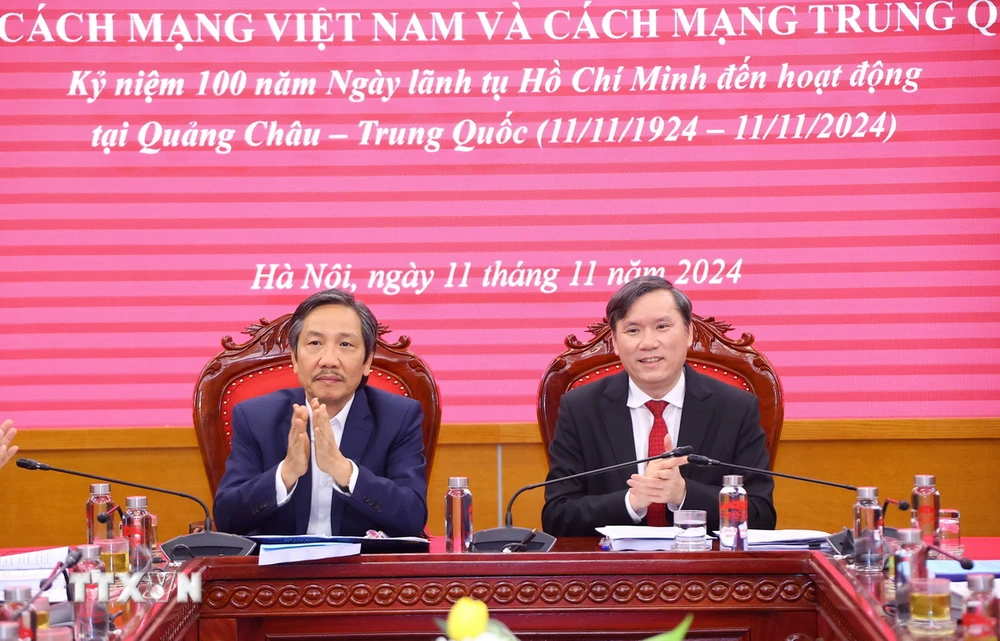 Đại biểu chủ trì hội thảo. (Ảnh: Văn Điệp/TTXVN)