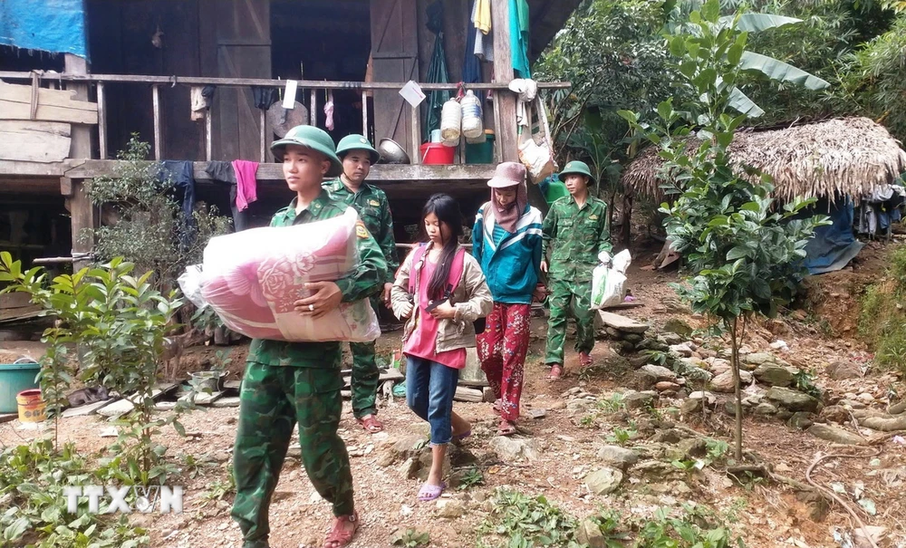 Đồn Biên phòng Làng Ho phối hợp với chính quyền xã Lâm Thủy và các lực lượng liên quan đã vận động và hỗ trợ di dời 13 hộ dân/61 nhân khẩu đến nơi an toàn. (Ảnh: TTXVN phát)