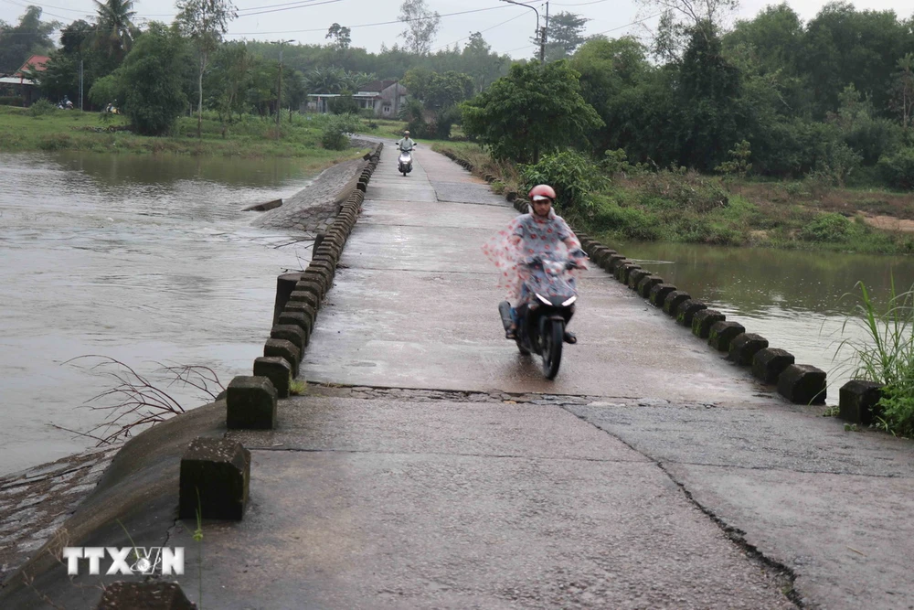 Vào mùa mưa lũ, ngầm Rù Rì thường xuyên bị ngập sâu, khiến giao thông bị gián đoạn. (Ảnh: Đoàn Hữu Trung/TTXVN)