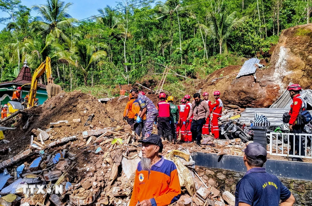 Hiện trường một vụ lở đất sau mưa lớn tại làng Bruno, huyện Purworejo, tỉnh Trung Java, Indonesia, ngày 20/11/2024. (Ảnh: THX/TTXVN)