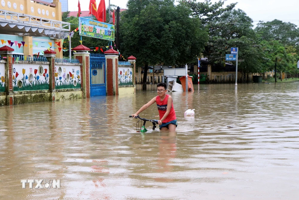 Nước lũ gây ngập sâu tại nhiều khu vực trũng thấp ở thành phố Huế. (Ảnh: Đỗ Trưởng/TTXVN)