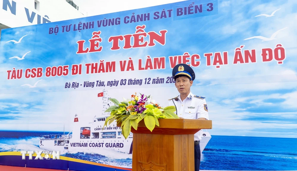 Thiếu tướng Ngô Bình Minh, Tư lệnh Vùng Cảnh sát biển 3 phát biểu giao nhiệm vụ cho Đoàn. (Ảnh: TTXVN phát)