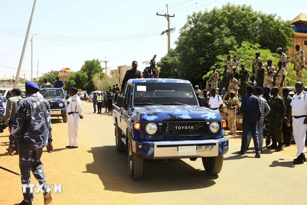 Cảnh sát vũ trang làm nhiệm vụ tại khu vực kiểm soát bởi quân đội Sudan ở Omdurman, bang Khartoum ngày 26/10/2024. (Ảnh: THX/TTXVN)