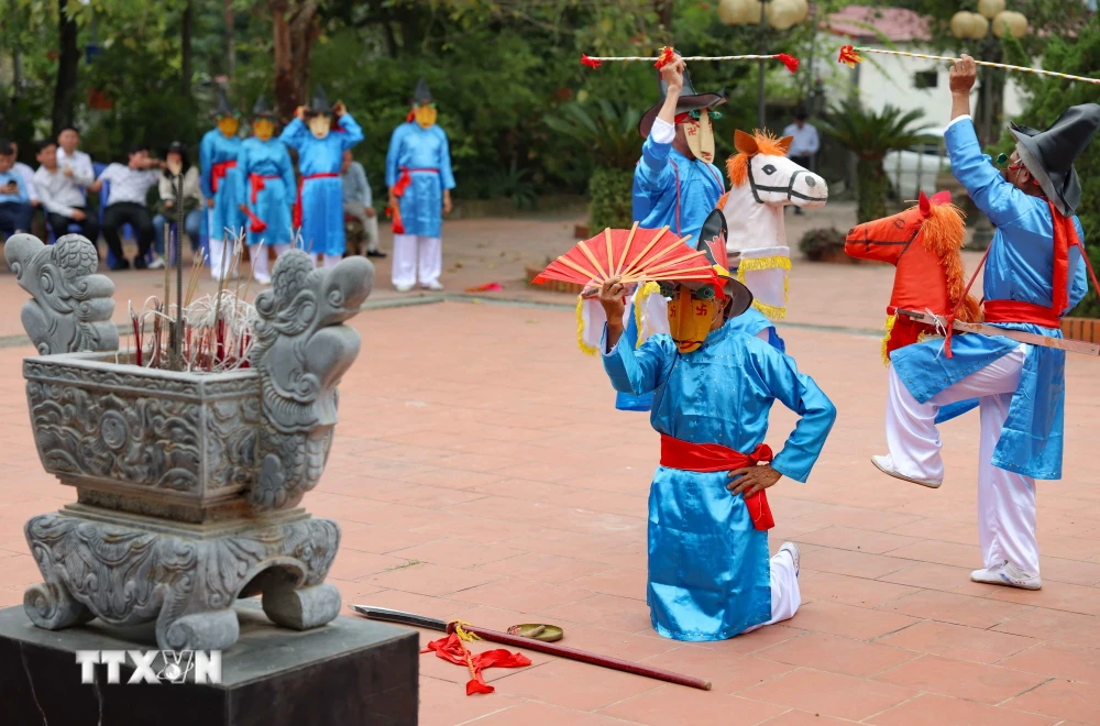 Múa Xuân Phả còn có tên gọi "Ngũ quốc lân bang đồ cống tiến" là tổ hợp của 5 trò diễn mô tả cảnh năm phương đến chầu, trình diễn những tiết mục đặc sắc nhất chúc mừng Hoàng đế nước Việt xưa. (Ảnh: Thanh Tùng/TTXVN)