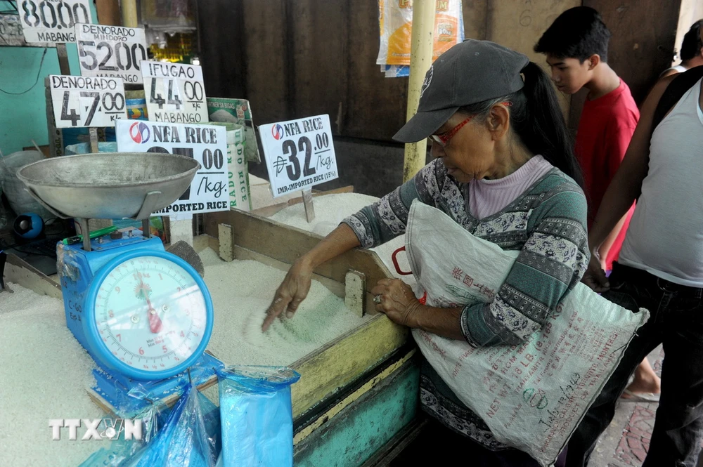 Người dân mua gạo tại khu chợ tại Manila, Philippines. (Ảnh: AFP/TTXVN)