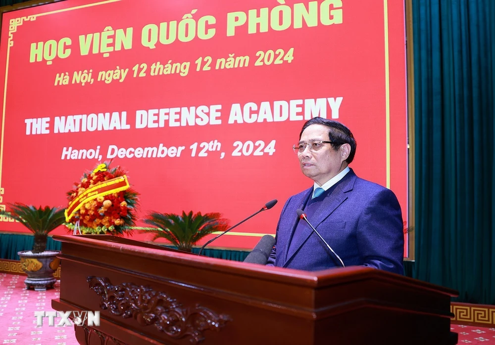 Thủ tướng Phạm Minh Chính chúc mừng cán bộ, giảng viên, học viên Học viện Quốc phòng. (Ảnh: Dương Giang/TTXVN)