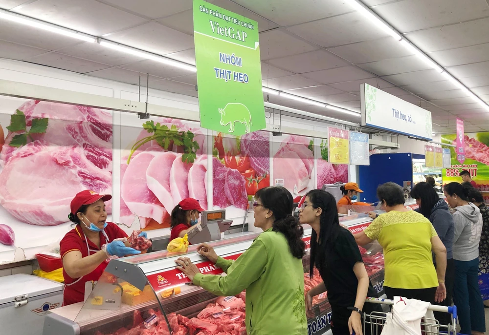 Người tiêu dùng ưu tiên mua thịt lợn an toàn tại siêu thị. (Ảnh: Mỹ Phương/TTXVN) 