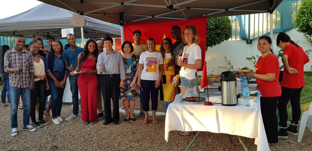 Đại sứ quán Việt Nam tại Mozambique quảng bá ẩm thực nhân Tuần lễ Pháp ngữ 3-2019 tại Trung tâm Văn hóa Pháp – Mozambique. (Ảnh: Đình Lượng/TTXVN) 