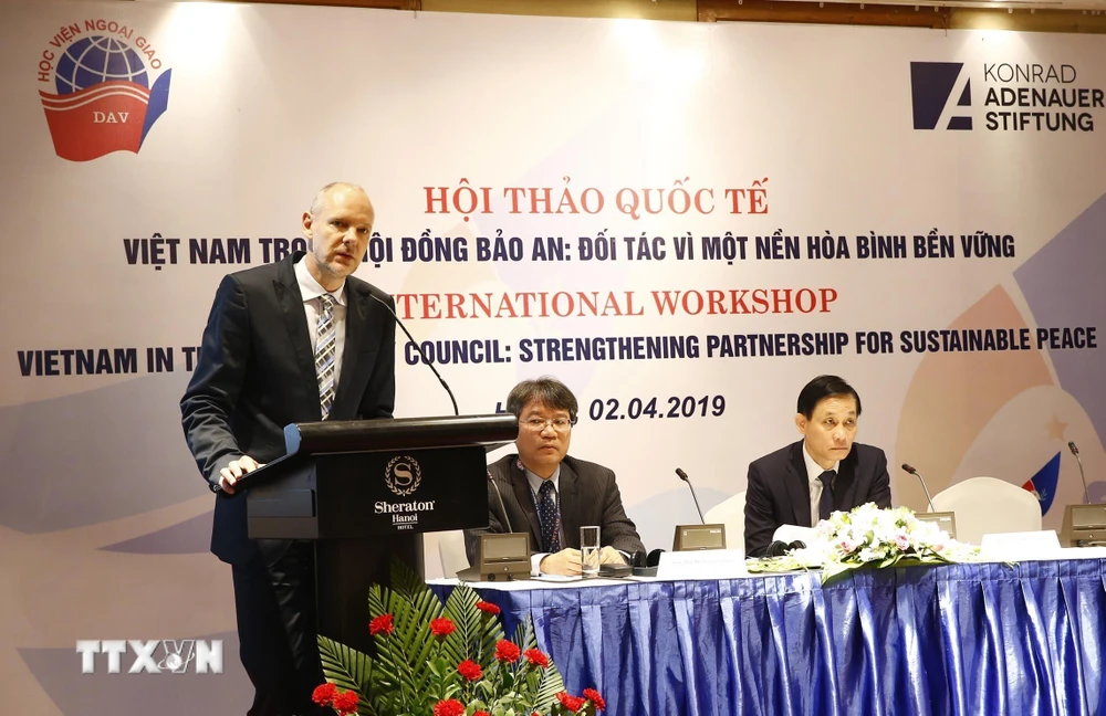 Ông Peter Girke, Đại diện thường trú Quỹ Konrad Adenauer Stiftung tại Việt Nam phát biểu. (Ảnh: Lâm Khánh/TTXVN)