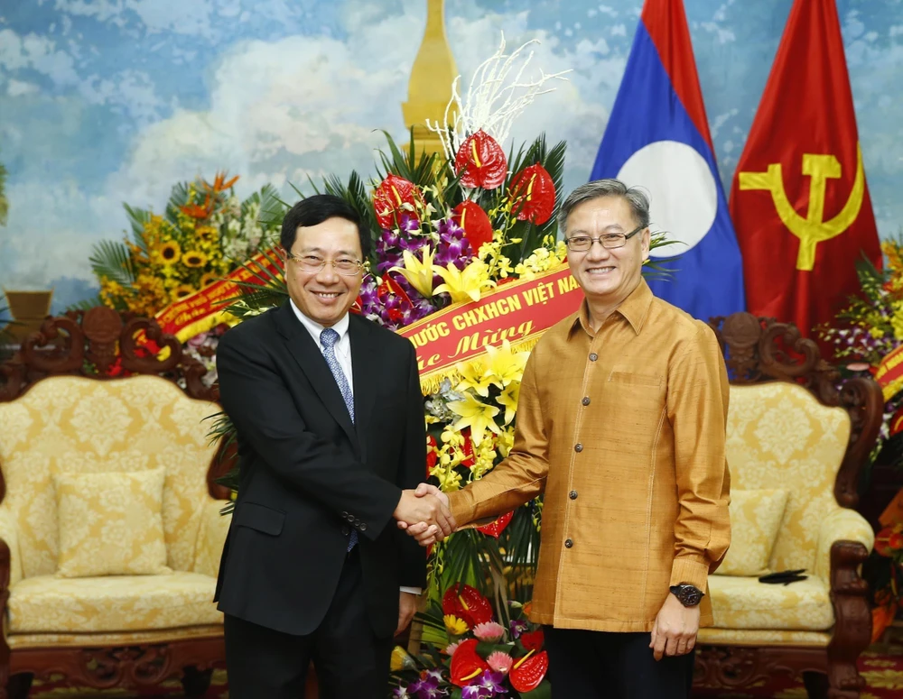 Đại sứ Lào tại Việt Nam Thongsavanh Phomvihane đón Phó Thủ tướng, Bộ trưởng Bộ Ngoại giao Phạm Bình Minh. (Ảnh: Lâm Khánh/TTXVN) 