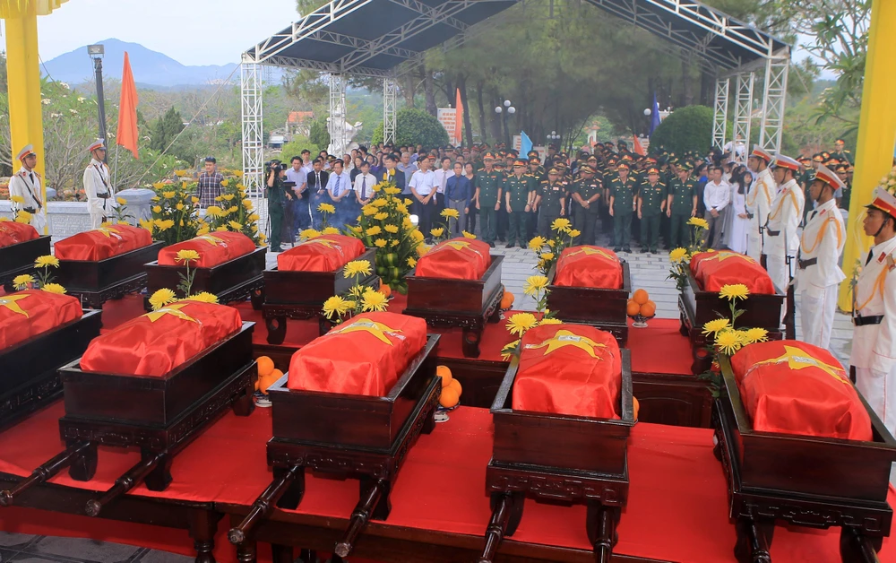 Lễ an táng 18 hài cốt liệt sĩ quân tình nguyện và chuyên gia Việt Nam hy sinh tại Lào tại Nghĩa trang Liệt sỹ thành phố Huế. (Ảnh: Hồ Cầu/TTXVN) 