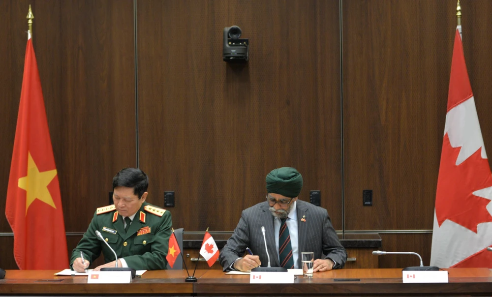 Bộ trưởng Quốc phòng hai nước ký Bản ghi nhớ giữa Bộ Quốc phòng Việt Nam và Bộ Quốc phòng, Lực lượng vũ trang Canada. (Ảnh: Vũ Quang Thinh/TTXVN) 