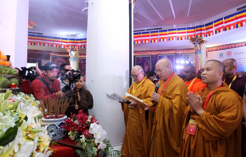 Đoàn đại biểu làm lễ cầu siêu bên trong lòng Đại tượng Phật A Di Đà cao nhất Việt Nam ở độ cao gần 3.000m thuộc quần thể du lịch Sun World Fansipan Legend. (Ảnh: Quốc Khánh/TTXVN) 