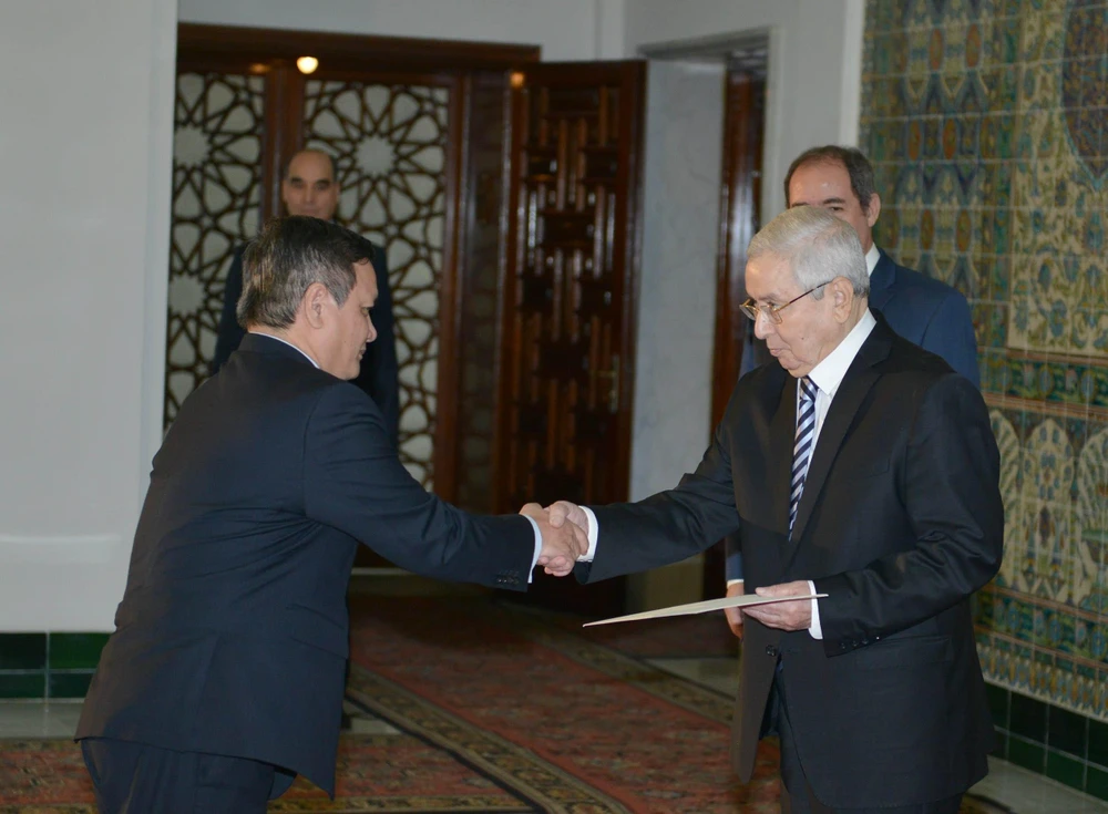 Đại sứ Phạm Quốc Trụ trao Quốc Thư cho Tổng thống tạm quyền Abdelkader Bensalah, tại thủ đô Algiers ngày 16/5. (Ảnh: APS/TTXVN) 