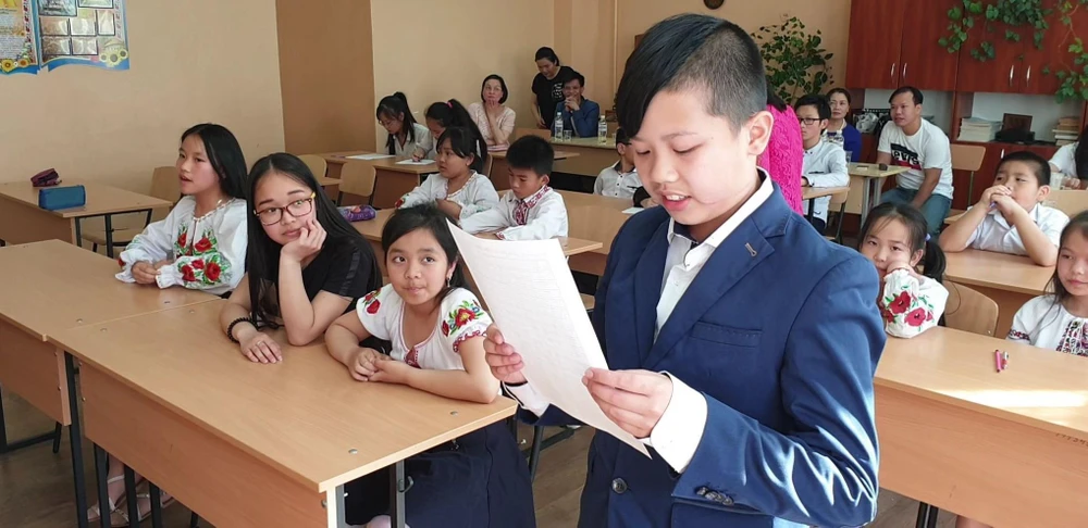 Con em người Việt đang theo học lớp tiếng Việt tại Trung tâm Ngoại ngữ Up & Go tham dự cuộc thi. (Ảnh: Dương Trí/TTXVN) 