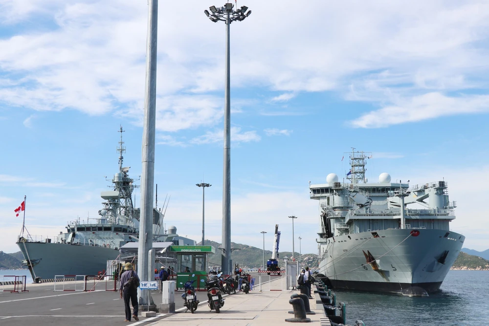 Hai tàu Regina (bên trái) và Asterix đang neo đậu tại Cảng quốc tế Cam Ranh. (Ảnh: Tiên Minh/TTXVN)