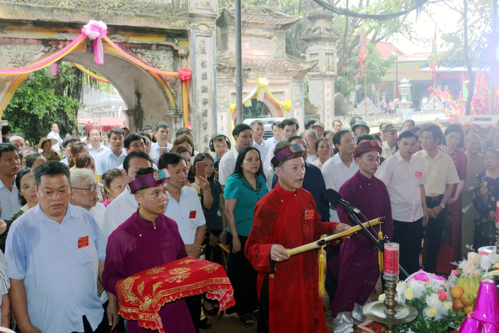 Nghệ nhân Phạm Hải Hậu, Thủ nhang đền Lảnh Giang thực hiện lễ cáo yết khai mạc lễ hội. (Ảnh: Đại Nghĩa/TTXVN) 