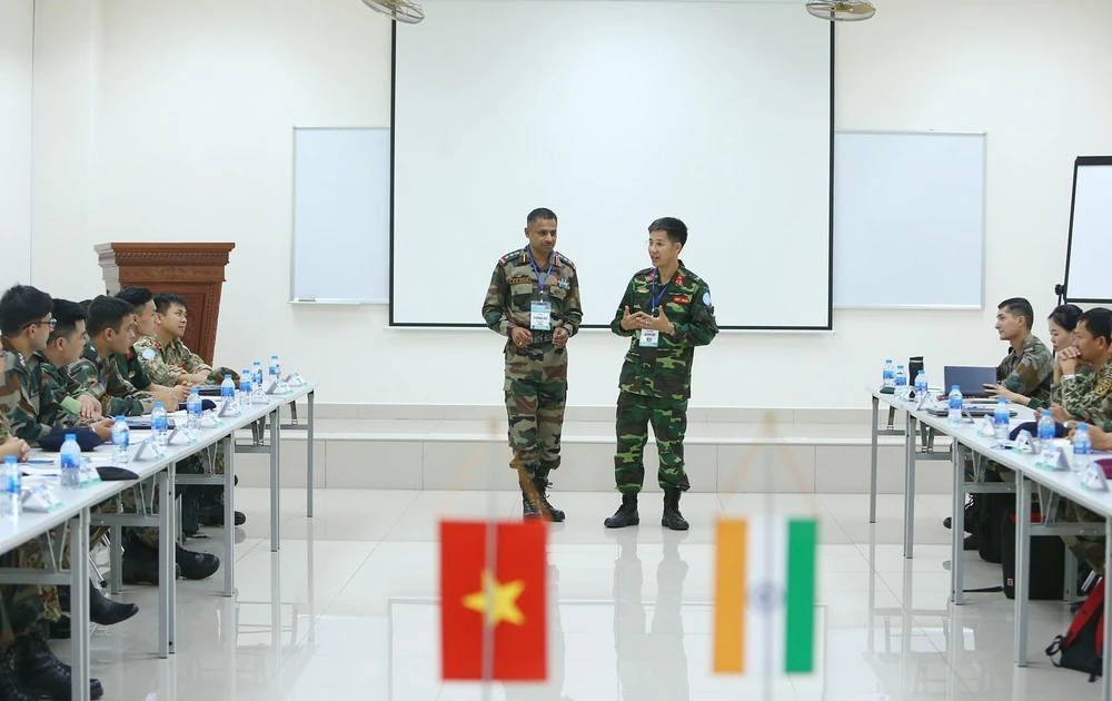 Chuyên gia Việt Nam và Ấn Độ trao đổi kinh nghiệm trong hoạt động gìn giữ hoà bình. (Ảnh: Dương Giang/TTXVN) 