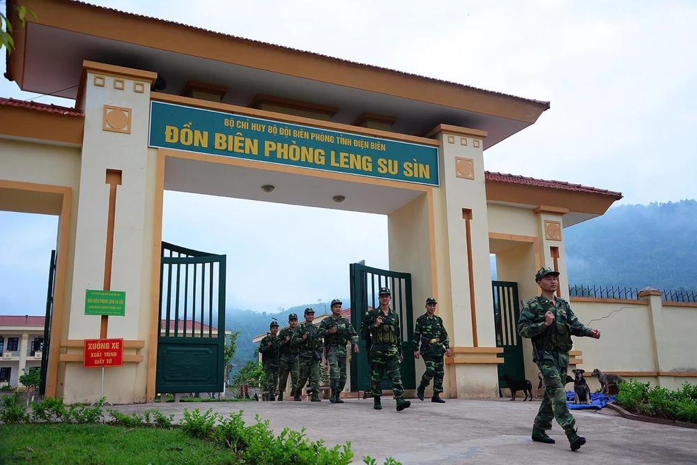 Chiến sỹ đồn Biên phòng Leng Su Sìn trên đường tuần tra biên giới. (Ảnh: Phan Tuấn Anh/TTXVN) 