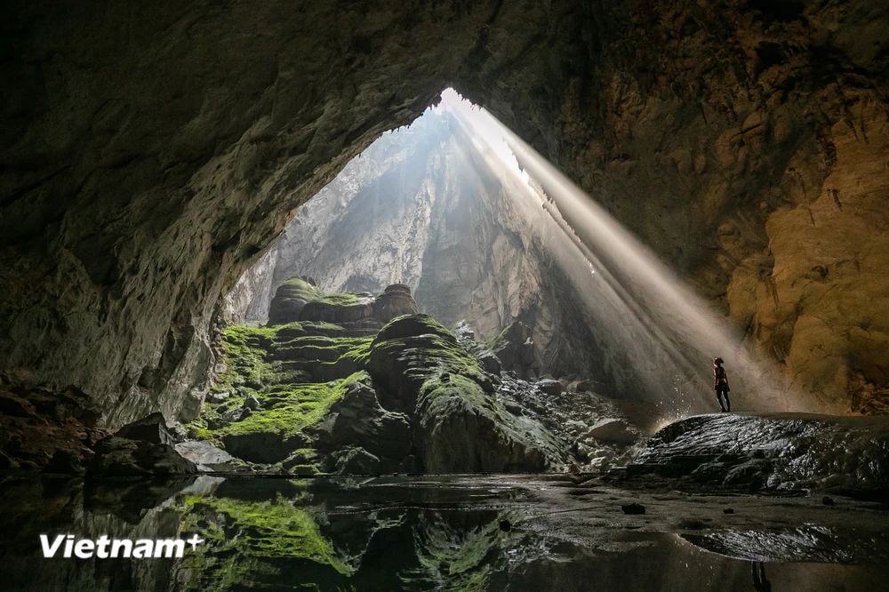 Ánh sáng chiếu xuống hang Sơn Đoòng càng tạo thêm vẻ đẹp lung linh, huyền ảo. (Nguồn: Oxalis Adventures-Ryandeboodt/Vietnam+)