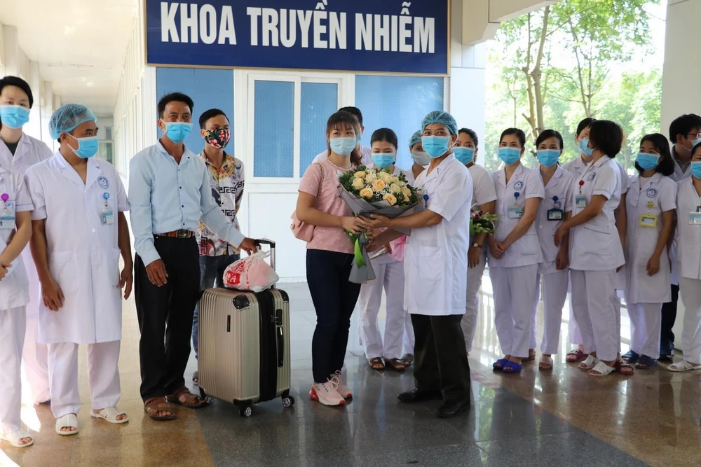 Ngày 4/5/2020, Bệnh viện Đa khoa tỉnh Ninh Bình đã làm thủ tục xuất viện cho bệnh nhân mắc COVID-19 cuối cùng điều trị tại bệnh viện sau 4 lần xét nghiệm cho kết quả âm tính với SARS-CoV-2. (Nguồn: TTXVN)