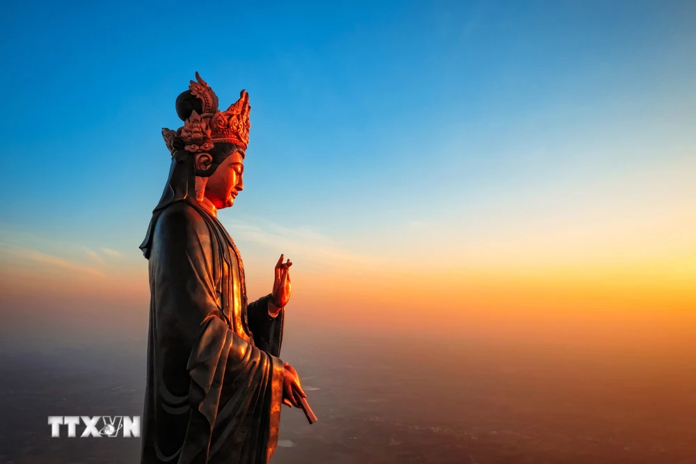 Chiêm bái tượng Phật Bà bằng đồng cao nhất châu Á trên đỉnh núi Bà Đen | Vietnam+ (VietnamPlus)