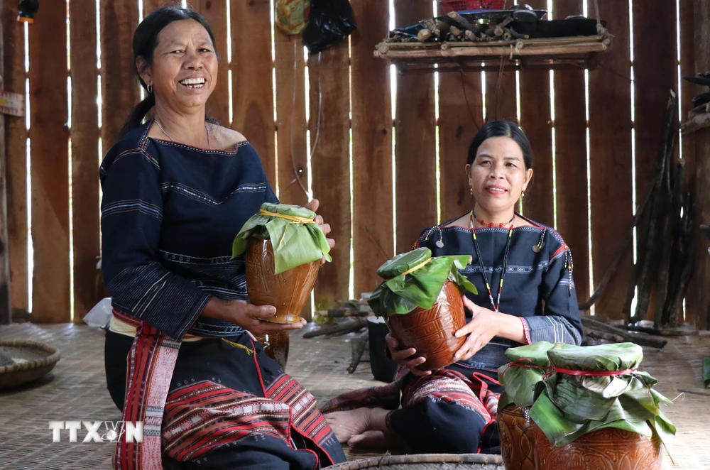 Lên đại ngàn Tây Nguyên, thưởng thức hương nồng rượu cần men lá ảnh 1