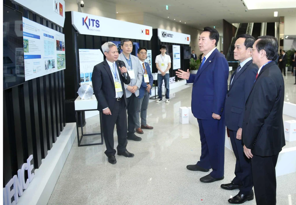 Tổng thống Hàn Quốc Yoon Suk Yeol tham quan các khu vực triển lãm của Viện Khoa học và Công nghệ Việt Nam - Hàn Quốc (VKIST), Korea IT School (KITS) và KH Vatec. (Ảnh: Vietnam+)