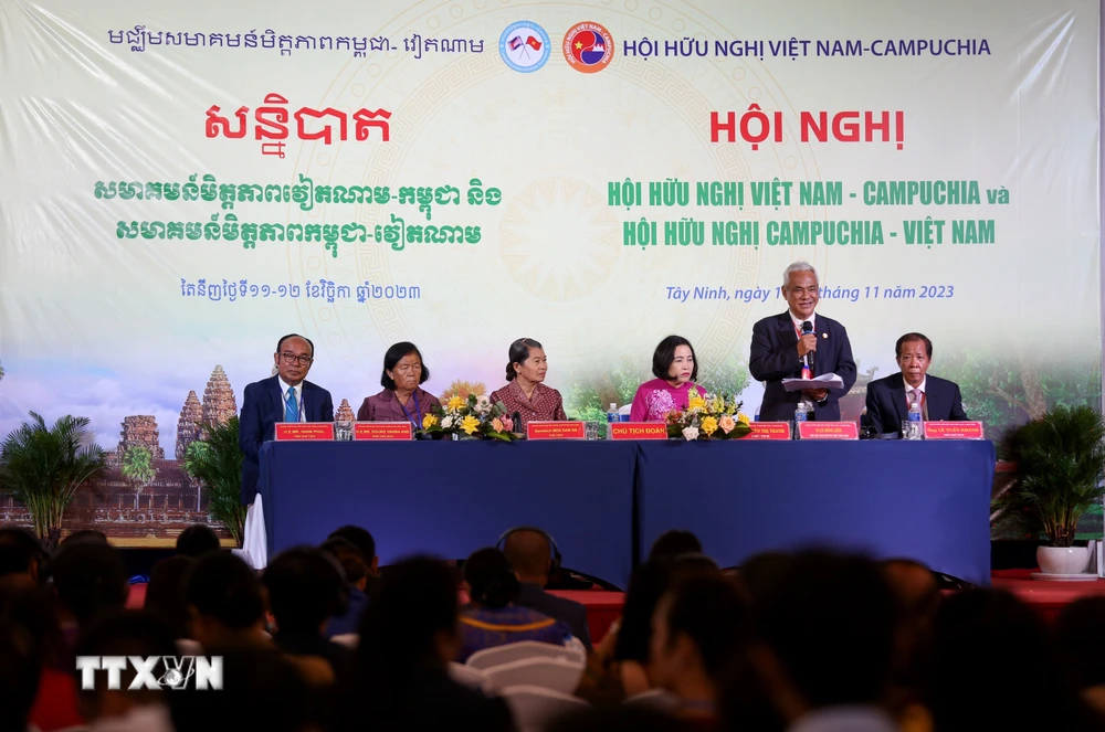 Đoàn Chủ tịch Hội nghị hữu nghị hai nước Việt Nam-Campuchia điều hành hội nghị. (Ảnh: Giang Phương/TTXVN) 