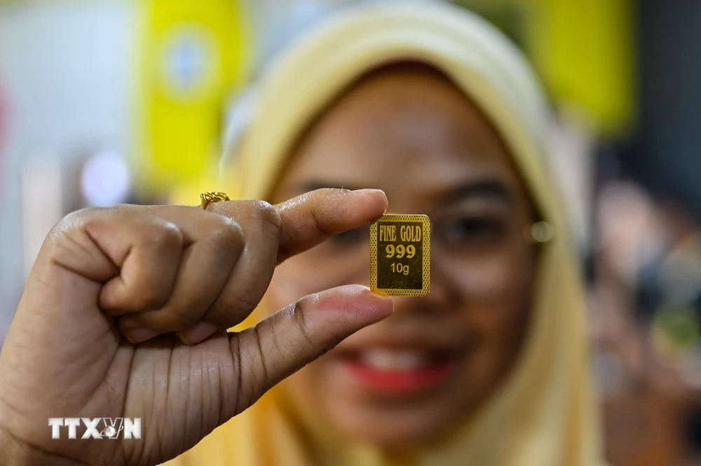 Vàng miếng được bán tại Sàn Giao dịch ở Kelantan, Malaysia. (Ảnh: AFP/TTXVN) 