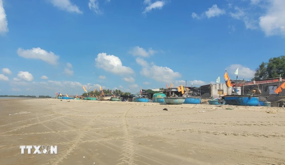 Trước đây, các cơ sở chế biến cá xả trực tiếp nước thải xuống bãi biển khu vực ao Hải Hà, khiến nơi đây trở thành "điểm đen" về ô nhiễm, đến nay, huyện Long Điền đã kiểm soát tốt môi trường tại khu vực này. (Ảnh: Hoàng Nhị/TTXVN) 