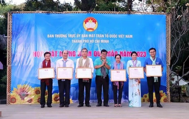Tuyên dương, khen thưởng các tập thể có thành tích trong triển khai chương trình đỡ đầu sinh viên Lào, Campuchia đang học tập tại Thành phố Hồ Chí Minh. (Ảnh: Xuân Khu/TTXVN) 