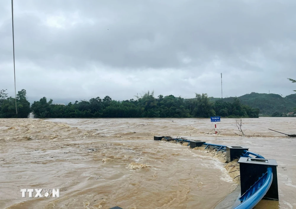 Mưa lớn khiến nước lũ dâng cao nhấn chím cầu Sơn Kỳ, huyện Sơn Hà, tỉnh Quảng Ngãi. (Nguồn: TTXVN) 