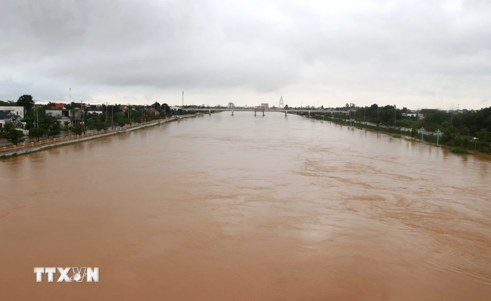 Lũ trên sông Hiếu đã vượt báo động 2 gây ngập lụt ở Quảng Trị. (Ảnh: Nguyên Lý/ TTXVN) 