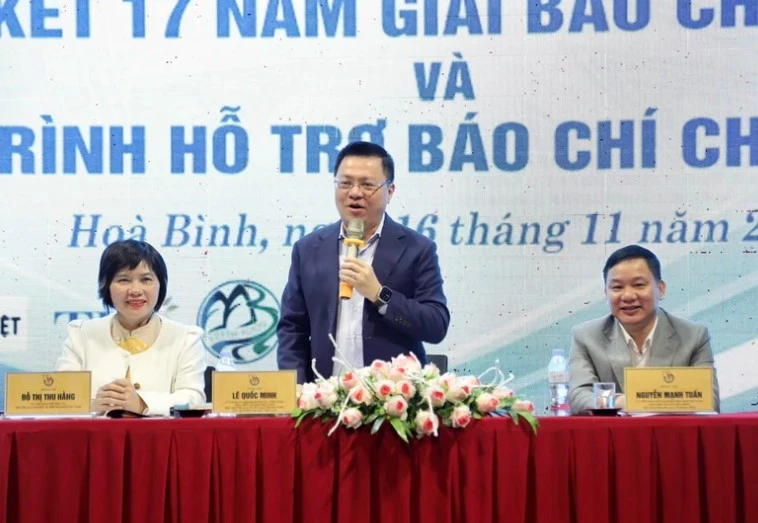 Ông Lê Quốc Minh, Ủy viên Trung ương Đảng, Tổng Biên tập Báo Nhân Dân, Phó Trưởng Ban Tuyên giáo Trung ương, Chủ tịch Hội Nhà báo Việt Nam (giữa) chủ trì hội nghị. (Nguồn: Báo Nhân dân) 