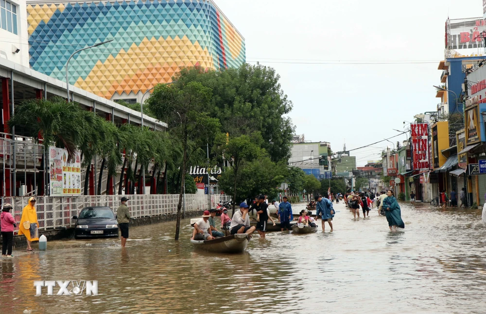 Nhiều tuyến đường ở thành phố Huế vẫn bị ngập trong nước. (Ảnh: Đỗ Trưởng/TTXVN) 