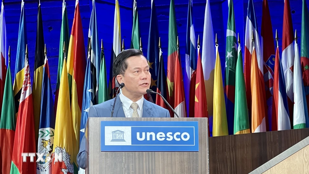 Thứ trưởng Ngoại giao Hà Kim Ngọc, Chủ tịch Ủy ban quốc gia UNESCO Việt Nam phát biểu tại phiên toàn thể Kỳ họp lần thứ 42 của UNESCO. (Ảnh: Thu Hà/TTXVN) 