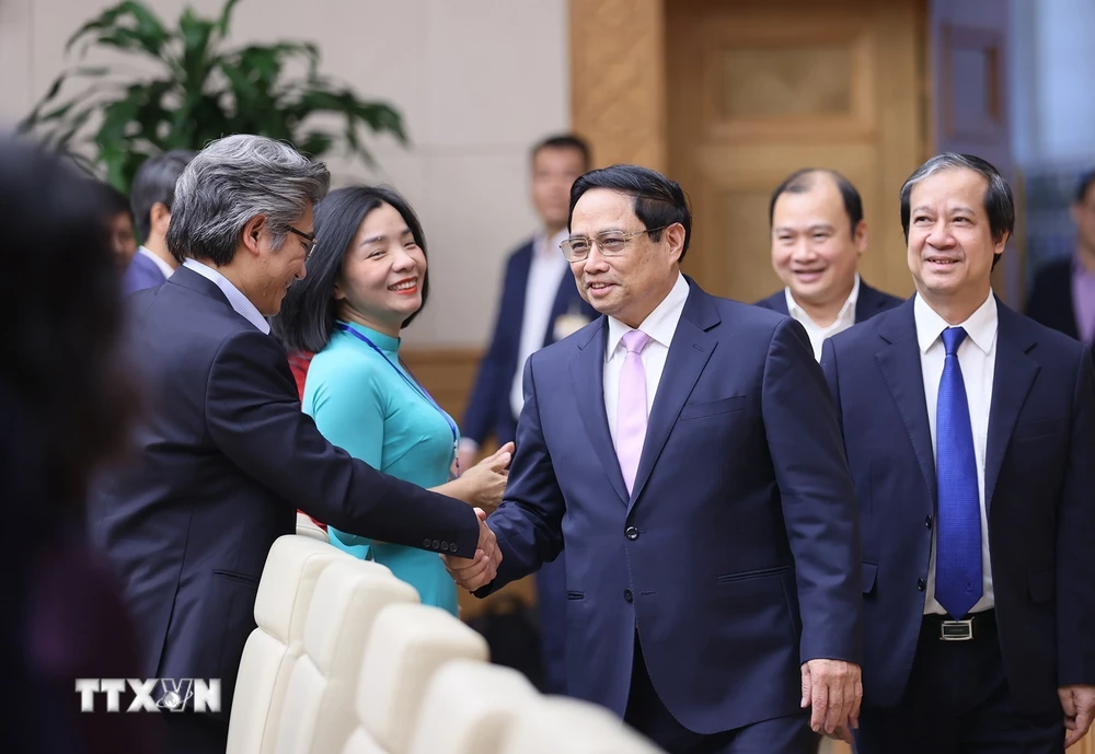 Thủ tướng Phạm Minh Chính gặp mặt các nhà giáo, cán bộ quản lý giáo dục tiêu biểu. (Ảnh: Dương Giang/TTXVN)