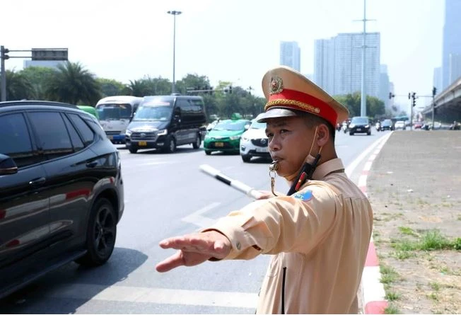 Cảnh sát Giao thông phân luồng đảm bảo An toàn giao thông. (Ảnh: Phạm Kiên/TTXVN) 