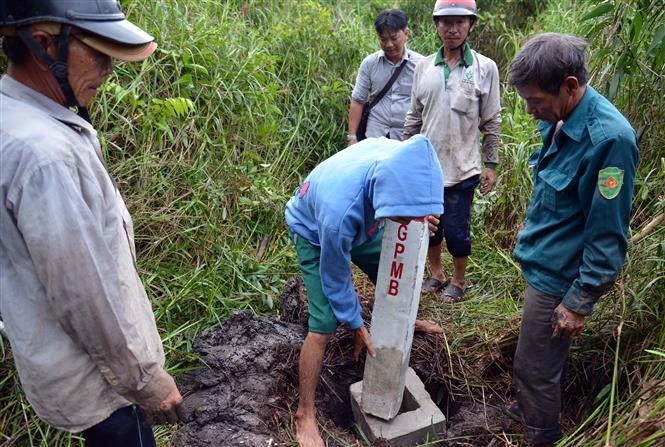 Cắm mốc giải phóng mặt bằng thực hiện dự án Vành đai 3 tại huyện Bình Chánh. (Ảnh: Tiến Lực/TTXVN) 