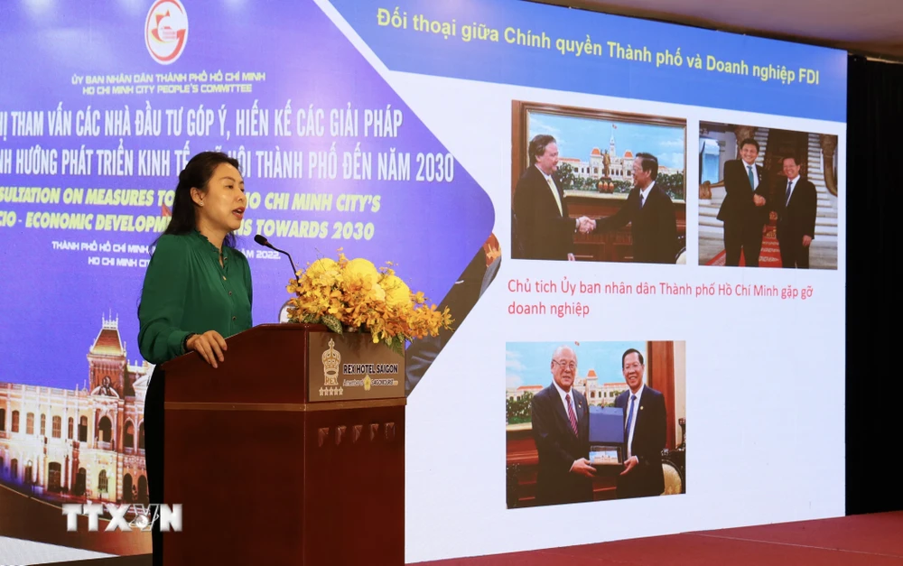 Bà Hồ Thị Quyên, Phó Giám đốc ITPC giới thiệu môi trường đầu tư của Thành phố Hồ Chí Minh với doanh nghiệp Ấn Độ tại diễn đàn. (Ảnh: Xuân Anh/TTXVN) 