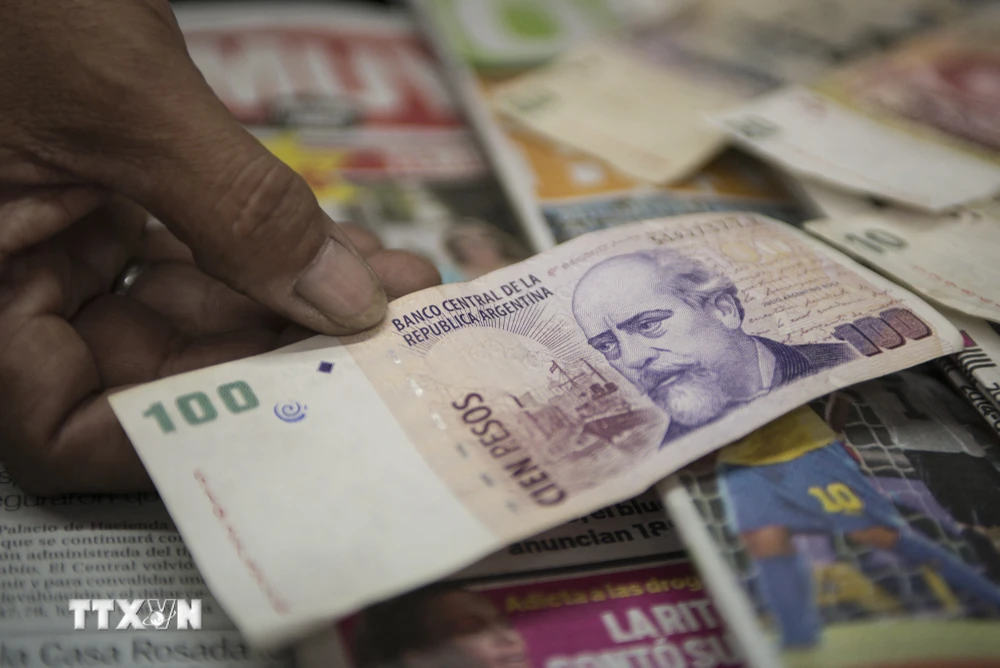 Đồng tiền mệnh giá 100 peso của Argentina. (Nguồn: AFP/ TTXVN)