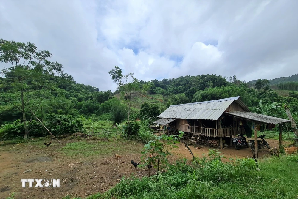 Nhiều gia đình đồng bào H’rê tại huyện Ba Tơ vẫn không có điện để sử dụng. (Ảnh: Đinh Hương/TTXVN) 
