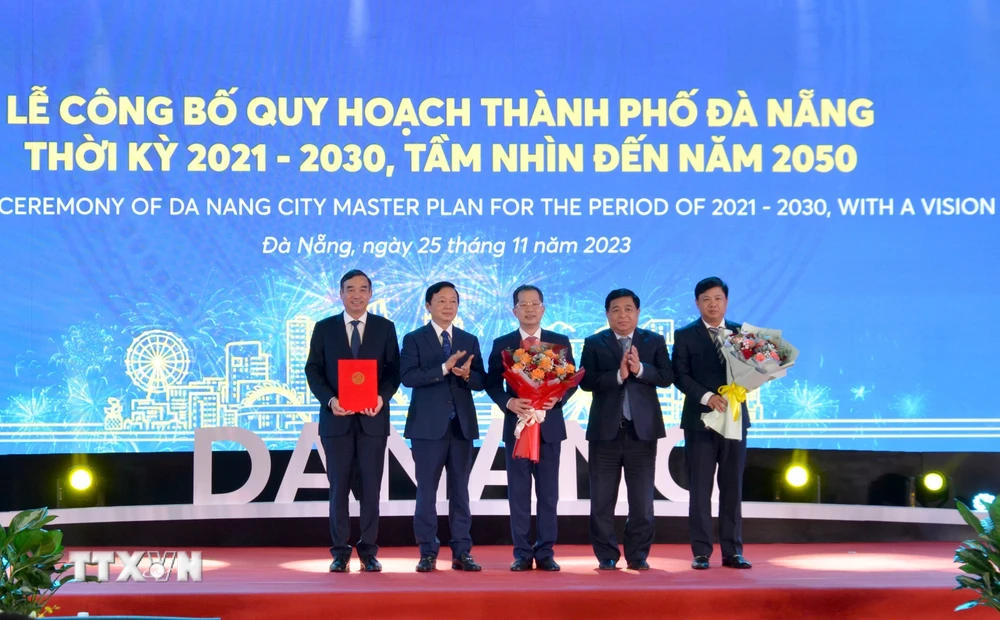 Phó Thủ tướng Chính phủ Trần Hồng Hà (thứ 2, từ trái sang) trao Quyết định Quy hoạch cho lãnh đạo thành phố Đà Nẵng. (Ảnh: Quốc Dũng/TTXVN) 