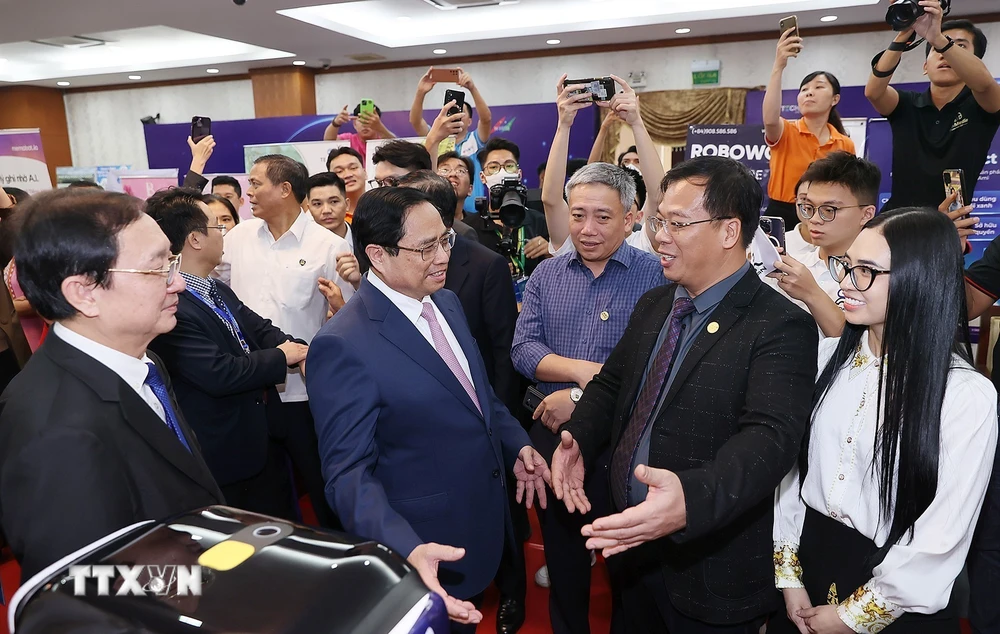 Thủ tướng Phạm Minh Chính thăm gian hàng trưng bày sản phẩm đổi mới sáng tạo. (Ảnh: Dương Giang/TTXVN) 