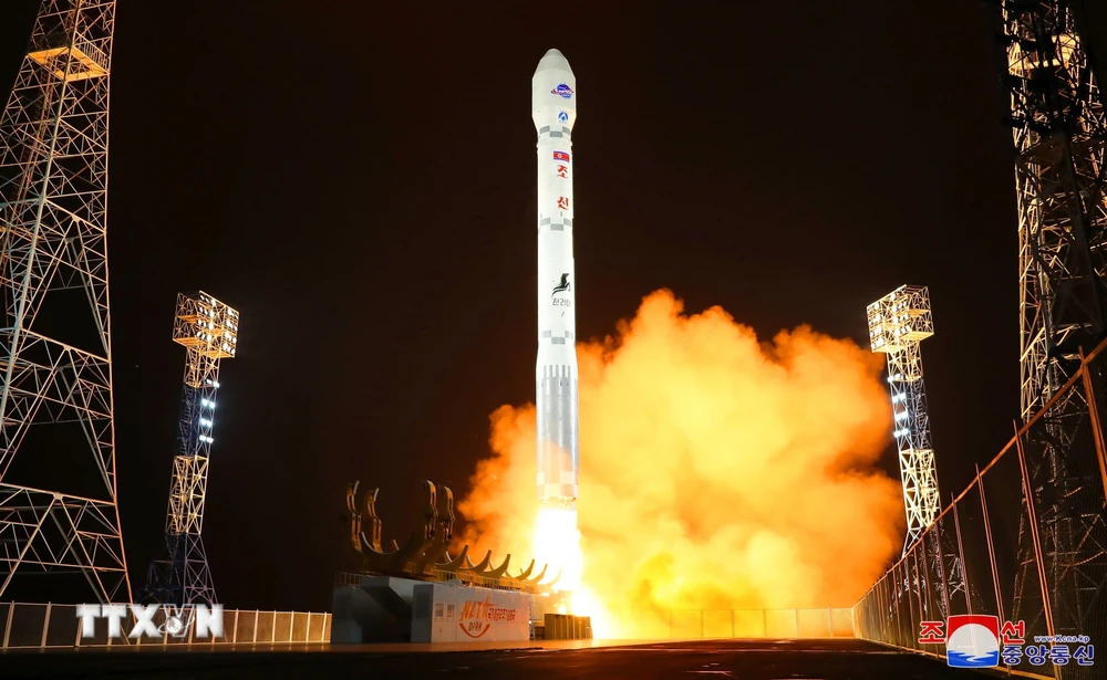 Tên lửa đẩy Chollima-1 mang theo vệ tinh trinh sát Malligyong-1 rời bệ phóng tại Bãi phóng vệ tinh Sohae ở quận Cholsan, tỉnh Bắc Phyongan, Triều Tiên ngày 21/11/2023. (Nguồn: Yonhap/TTXVN) 